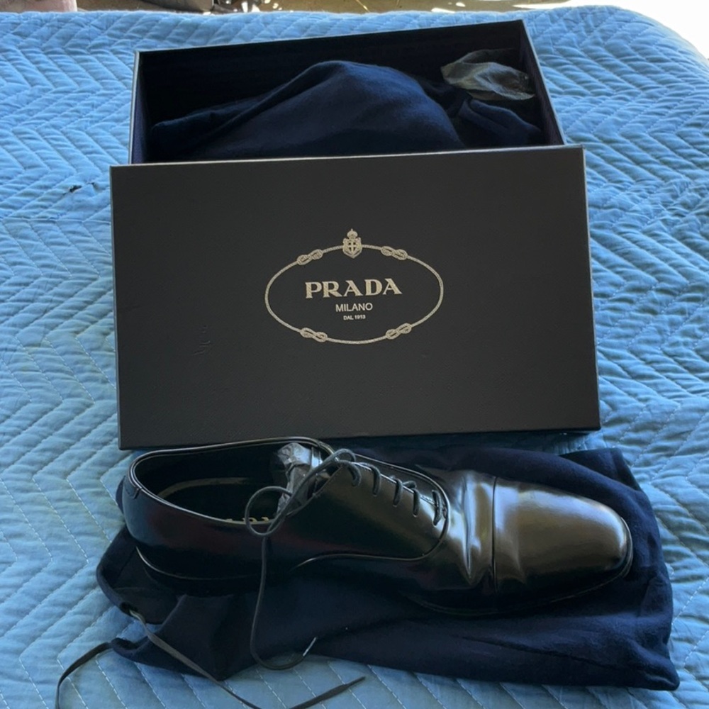 Prada Black Leather Oxfords Sleek Formal Footwear